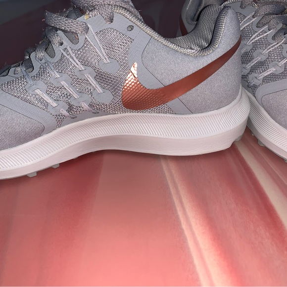 Nike sneakers size 8.5 - Picture 2 of 7